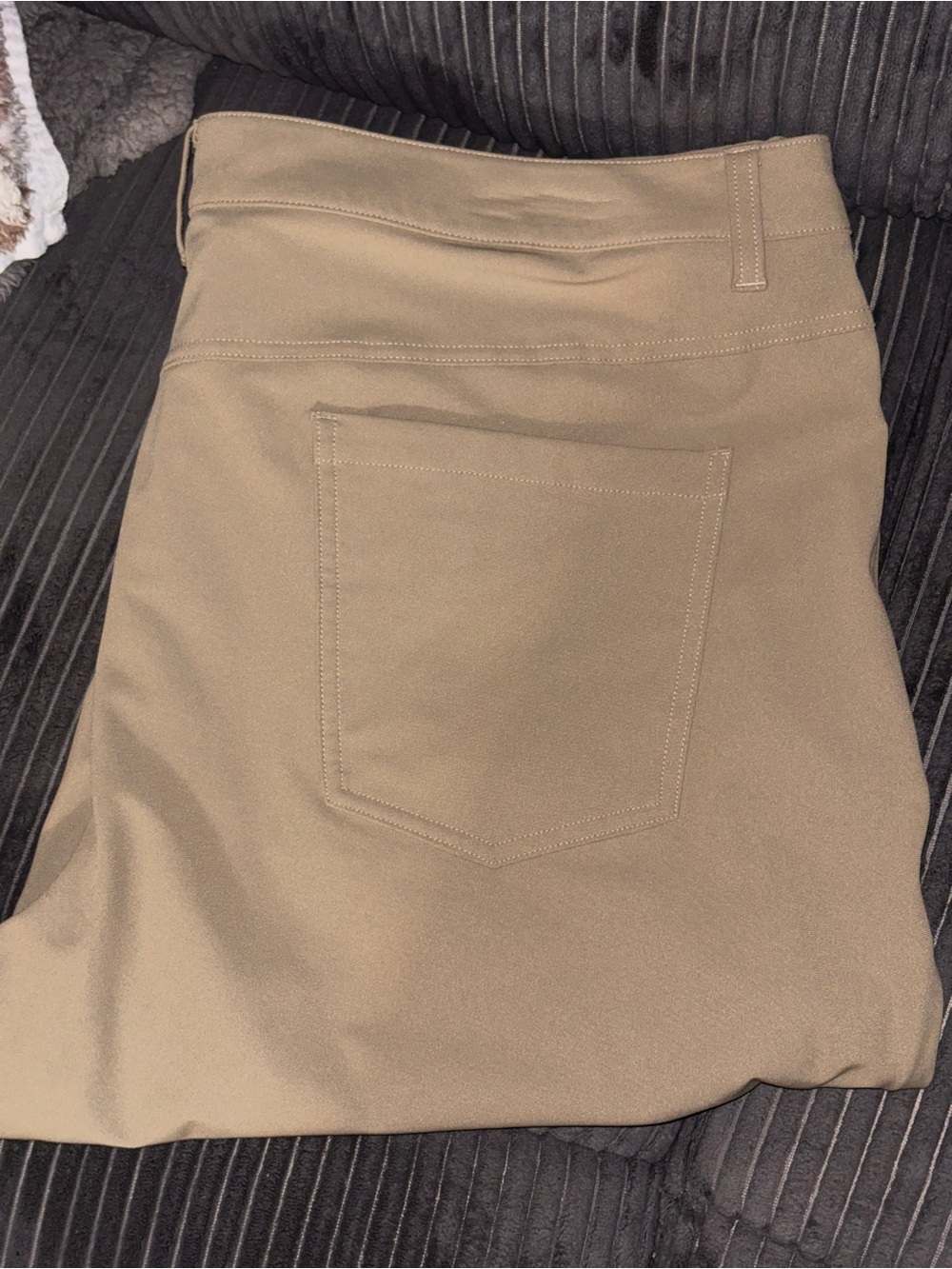lululemon athletica Men’s Khaki Chino Pants in Tan. 40X32